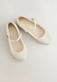 Valged kunstnahast Mary Jane stiilis baleriinad ümarate varbavahedega, rihmaga jalataldal ja lillemustrilise voodriga. Rihmal kuldse tooniga aksent.