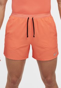 Nike Performance STRIDE - Spordišortsid - lt wild mango/black/reflective silv