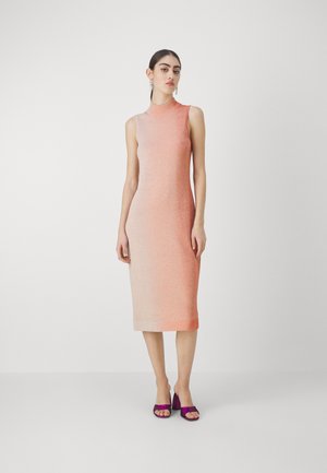 Rochie fără mâneci, până la genunchi, cu un design ombre care trece de la roz la alb. Confecționată dintr-un material strălucitor, aceasta are un guler înalt.