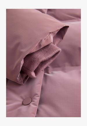 Rosa gesteppte Jacke mit strukturierter Oberfläche und passendem Pullover, der zusammengefaltet darin liegt. Verfügt über einen runden Knopf und glattes Material.