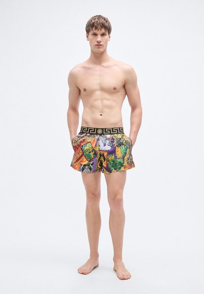 Χρωματιστό μαγιό σορτς με συνδυασμό μοτίβων, συμπεριλαμβανομένων ζωικών εκτυπώσεων και διακοσμητικών στοιχείων, με μαύρη ελαστική ζώνη μέσης.