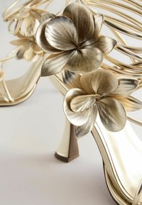 Thumbnail Image 6