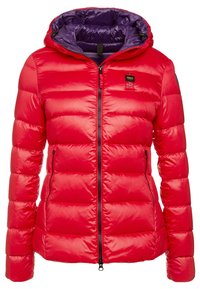 Rode pufferjas met een ritssluiting aan de voorkant en capuchon, met een contrasterende paarse voering. Gemaakt van glanzend, doorgestikt materiaal met een gestroomlijnde pasvorm.