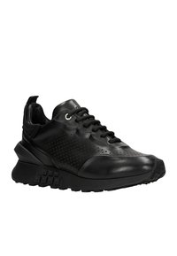 Sneaker in pelle nera con dettagli perforati, punta arrotondata, suola spessa e sistema di lace. Presenta un tallone testurizzato e un design angolare.