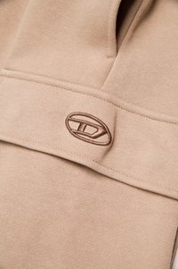 Beige hoodie met een textuurstof, featuring een geborduurd logo in een donkerdere tint. Het ontwerp omvat een voorzak en ribbelmanchetten.