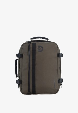 Mochila verde oliva hecha de tela duradera, con un bolsillo frontal con cremallera, hebillas laterales y una asa en la parte superior para facilitar el transporte.