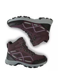 Bottes de randonnée imperméables violettes et noires avec semelles grises et lacets à motifs, conçues pour une utilisation extérieure.