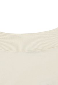 Cuello de suéter color crema que presenta una textura acanalada, una tela suave y un escote redondeado. No se aprecian patrones ni detalles de hardware.