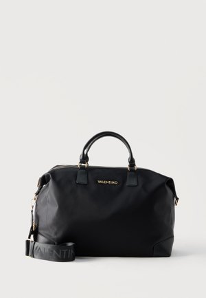 Velika črna usnjena torbica Valentino z dvojnimi ročaji in odstranljivim ramenskim trakom, z zlatim logotipom in kovinskimi dodatki, na belem ozadju.