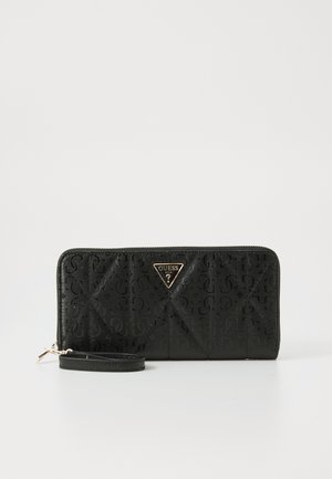 Portefeuille noir à fermeture éclair, avec un design matelassé, un motif de logo embossé et une plaque de logo métallique. Comprend une sangle de poignet détachable.