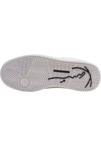 Hvid sneaker sål med et fiskebensmønster, cirkulær greb og en sort grafisk accent. Glat tekstureret gummimateriale.