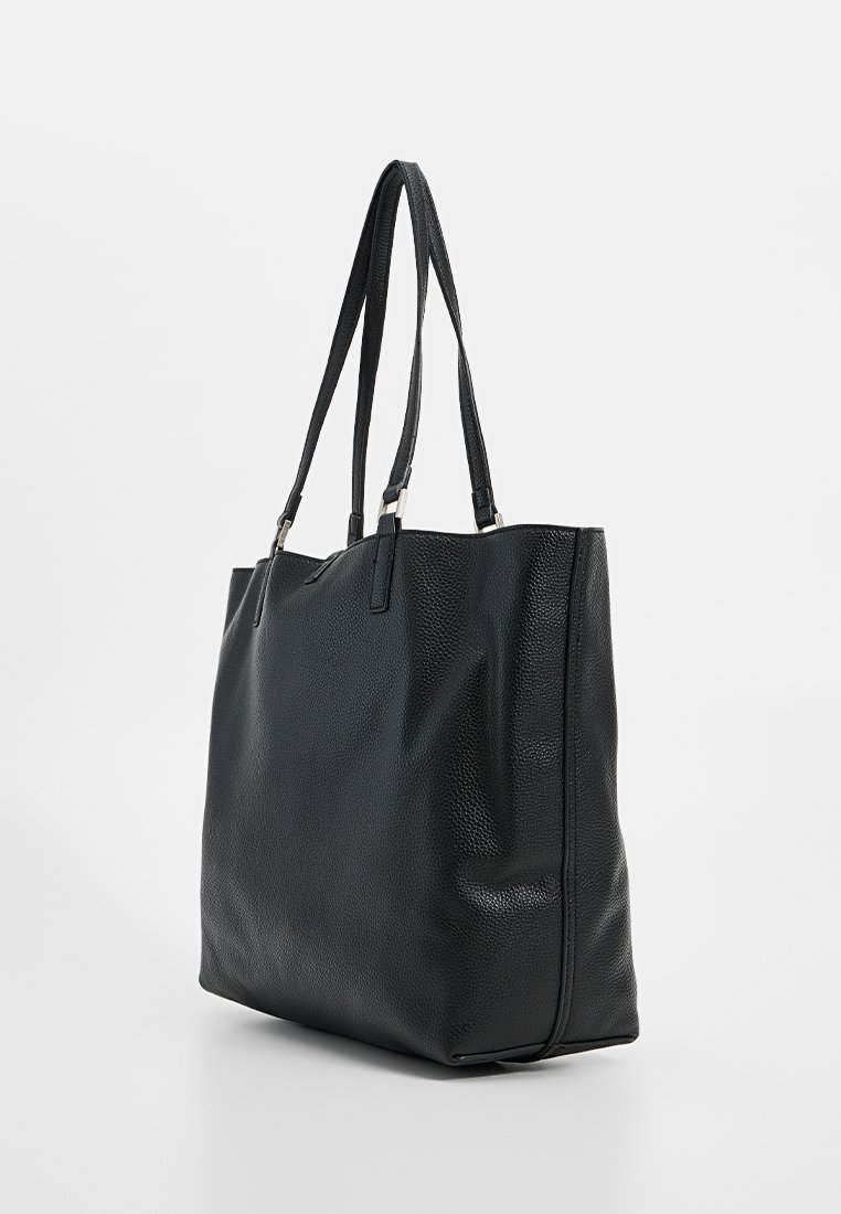 Schwarze Ledertasche mit strukturiertem Oberflächen, zwei langen Trägern und rechteckiger, geräumiger Form, die minimalistische Hardware-Details aufweist.