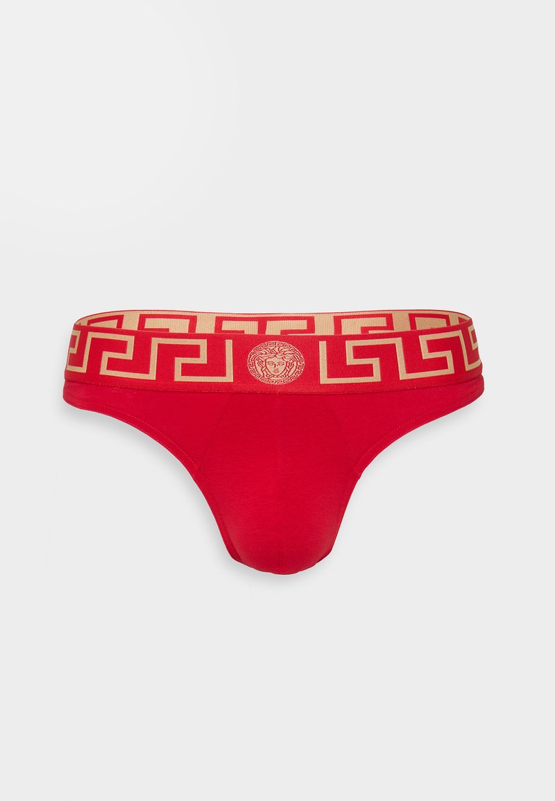 Rote Bikini-Unterwäsche mit einem goldfarbenen, gemusterten Gummibund, der ein Logo und ein geometrisches Design aufweist. Glatte Stofftextur.