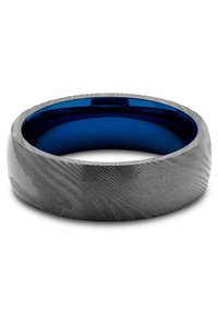 Grå ring med trefinish og en glatt blå innside. Har en lett avrundet kant og mønstrete utside for ekstra detalj.