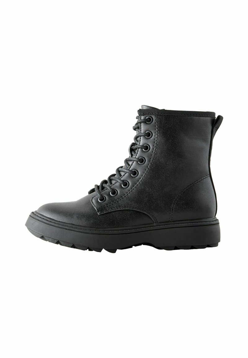 Sort læder lace-up ankelstøvle med tyk gummisål og hanke i hælen, vist fra ydersiden på en hvid baggrund.