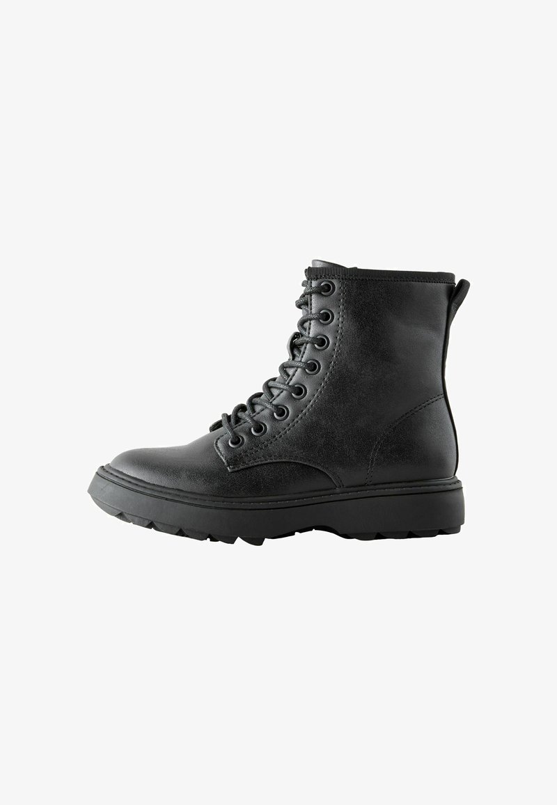 Must must nahkaneediga kootuga ankle boot paksu kummist tallaga ja kanna tõmbeaasaga, nähtud välispoolt valgel taustal.