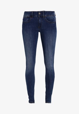 Põhja teksad, mis on valmistatud denimist, tumedast sinisest värvist, viie taskuga disainiga ja kerge pleekimisega, et anda tekstuurne välimus.