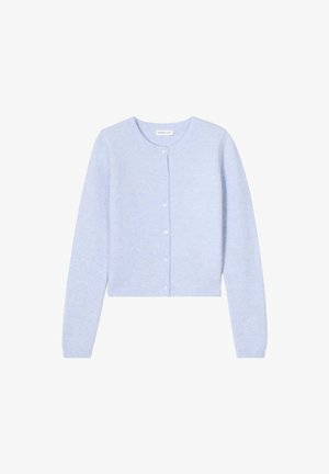 Cardigan court bleu clair en tricot doux, avec des manches longues, des poignets côtelés et une fermeture à six boutons à l'avant.