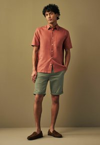 Next GARMENT DYE - REGULAR FIT - Rövidnadrágok - khaki green