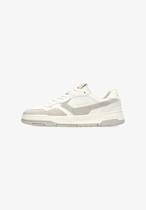 Sneaker bianco in pelle con accenti in suede grigio, suola piatta, punta rotonda e branding embossato sui lati e sul retro. Design con lacci e dettagli minimi.