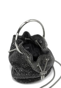 Zwarte kralen emmer tas met een zilveren ronde handvat, ketting schouderband en een gestructureerd oppervlak. Het interieur is gevoerd met stof en heeft vakken.