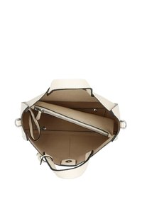 Interno di una borsa tote in pelle bianca con rivestimento beige, tasca con zip e bordi neri. Presenta una forma strutturale e hardware minimale.