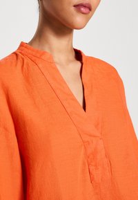 Marc O'Polo BLOUSE STAND UP COLLAR WITH V-NECK LONG SLEEVE - Tunika - fruity orange