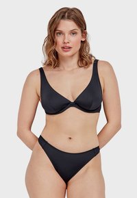 Set di bikini nero composto da un reggiseno a triangolo con spalline larghe e un paio di slip a vita alta coordinati, realizzato in tessuto liscio e opaco.