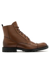 Brązowe skórzane botki za kostkę z sznurówką, okrągłym noskiem, teksturowaną boczną panelem i solidną czarną gumową podeszwą.