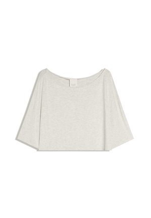 Top gri deschis crop cu decolteu larg rotund și mâneci trei sferturi, prezentat așezat plat pe un fundal alb.