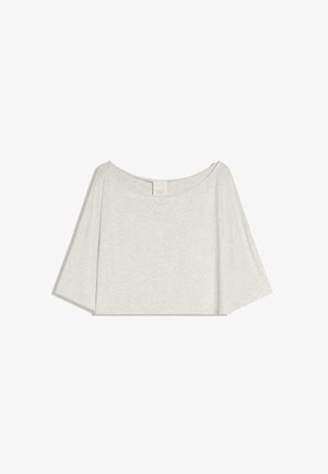 Top gri deschis crop cu decolteu larg rotund și mâneci trei sferturi, prezentat așezat plat pe un fundal alb.