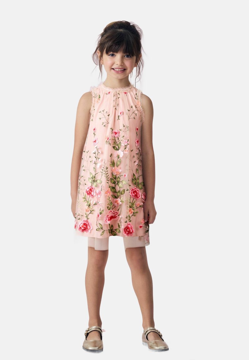 Satin pink dressi ilman hihoja, jossa on kukkakirjontaa punaisen ja vihreän sävyissä. Kevyt kangas, jossa on ilmava muotoilu ja kerrosmainen hame.