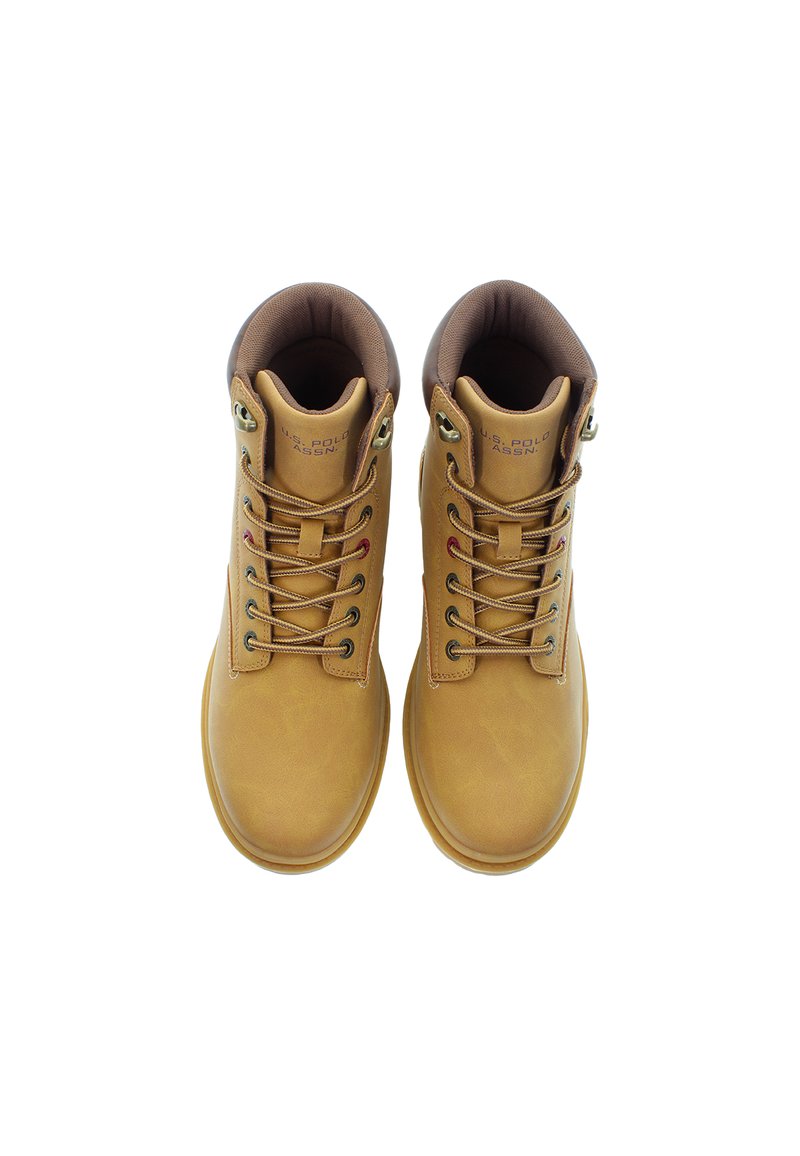 Une paire de bottes à lacets U.S. Polo Assn. beige avec des cols rembourrés, des œillets en métal et une doublure intérieure marron, vues de dessus sur fond blanc.