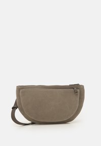 Borsa a tracolla in camoscio color kaki con forma arrotondata, dotata di chiusura con zip e tracolla marrone. Texture liscia, design semplice e senza motivi visibili.