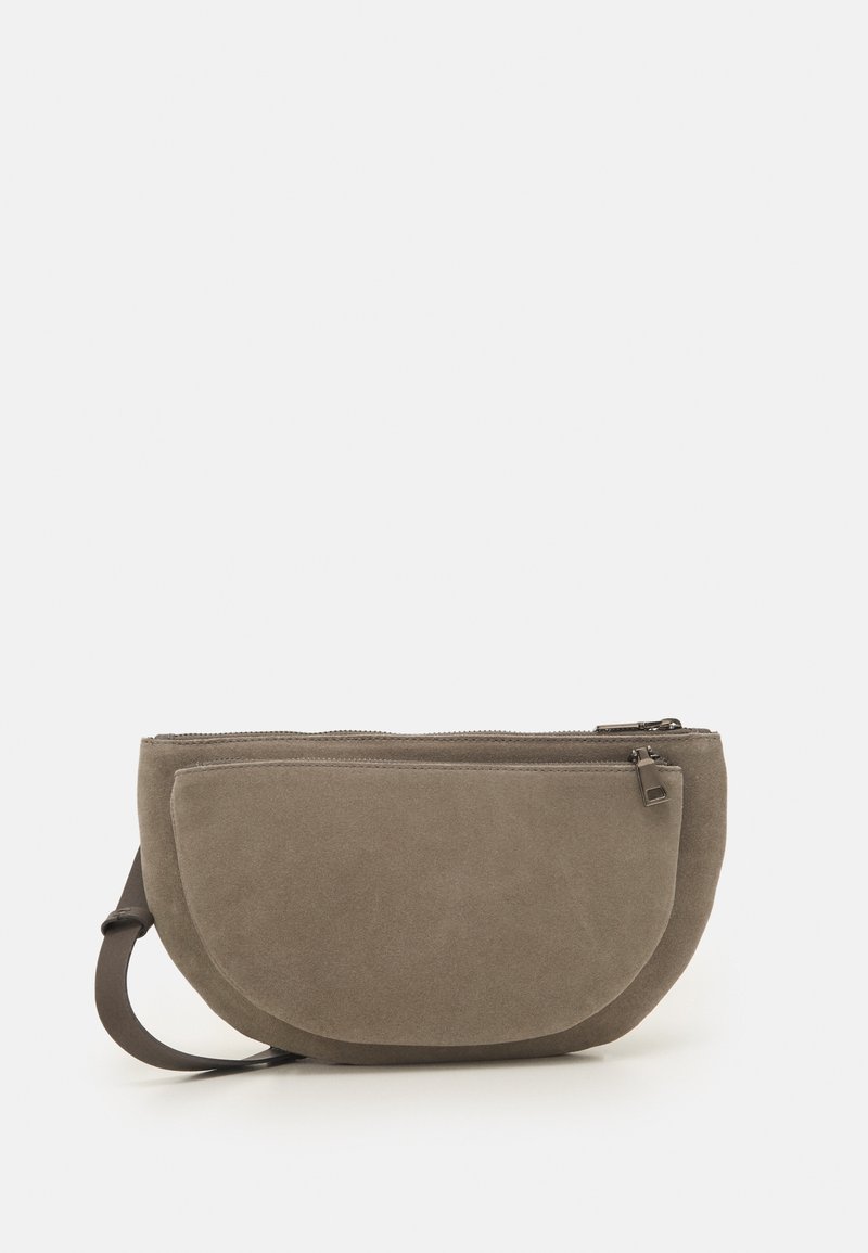 Borsa a tracolla in camoscio color kaki con forma arrotondata, dotata di chiusura con zip e tracolla marrone. Texture liscia, design semplice e senza motivi visibili.