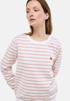Sweat-shirt à manches longues rayé en blanc et rose clair, avec une petite broderie de cœur rouge sur la poitrine. Matière en coton doux.