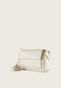 Witte leren crossbodytas met een vouwflap, ketting- en hengselaccenten, een gladde textuur en een geperst logo aan de voorkant.