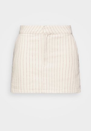 Kremowa spódnica z cienkimi czerwonymi pionowymi paskami, o dopasowanym kroju i prostym dole. Wykonana z lekkiego materiału.