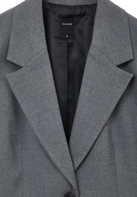 Grauer Blazer mit strukturierter Oberfläche, Reverskragen und einem einzelnen schwarzen Knopfverschluss. Mit glatter schwarzer Innenauskleidung. Größe S.