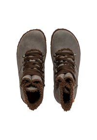 Botas marrones con un exterior de cuero texturizado, puntera redonda y un ribete de piel marrón alrededor del tobillo. Presentan cordones resistentes y ojales de metal.