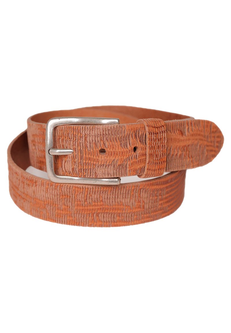 Geverfde oranje leren riem met een zilverkleurige metalen gesp. Heeft een geweven patroon en meerdere gaatjes voor verstelbare maat.