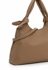 Borsa in pelle tan con manici annodati, una texture liscia e una forma strutturata. Presenta una tracolla corta e un marchio sobrio.