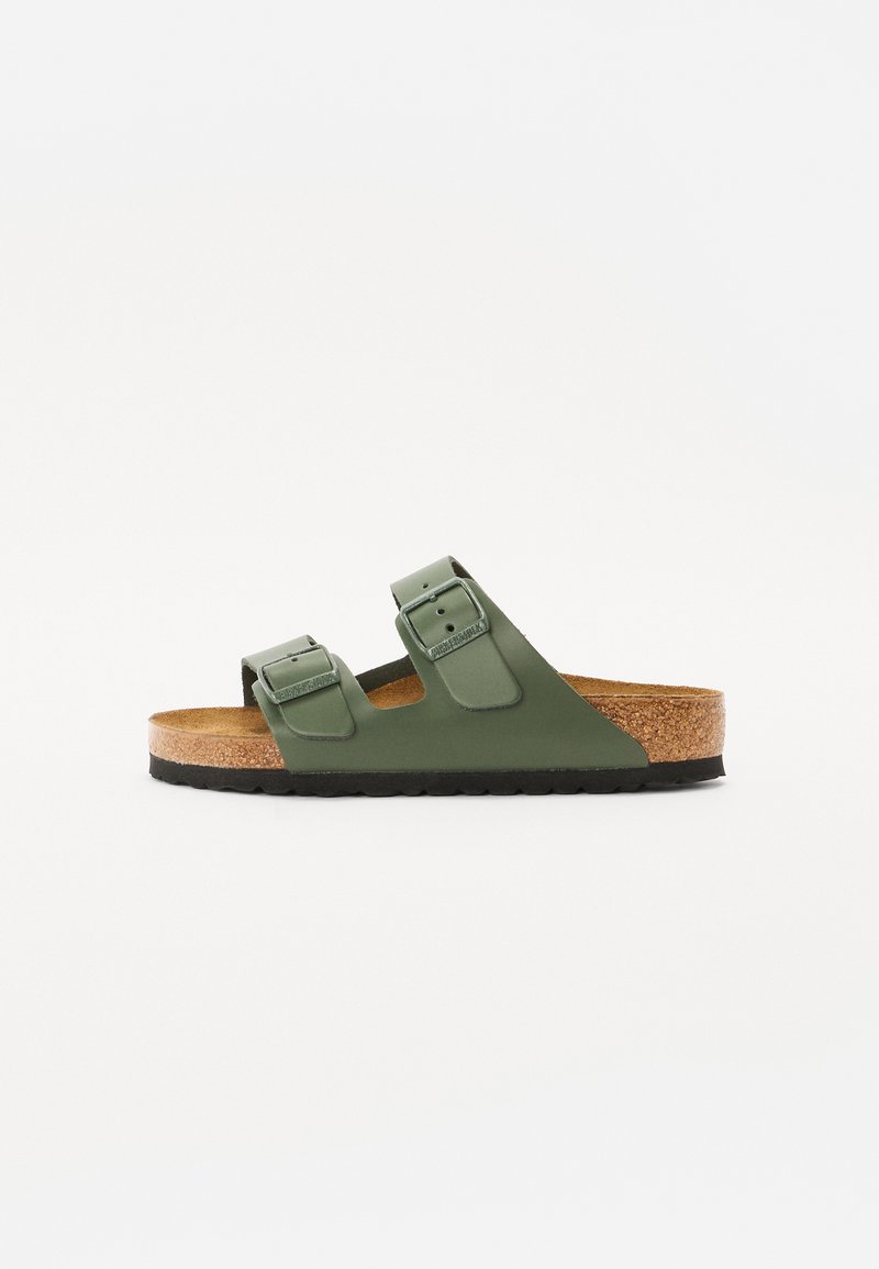 Grønne spænde sandaler med to justerbare stropper, kork fodseng og struktureret gummisål. Enkel design med fokus på komfort.
