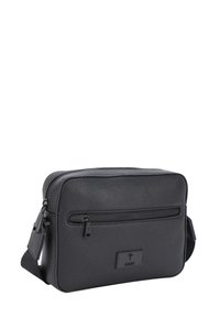 Borsa a tracolla in pelle nera con finitura texture, scomparto con zip e tracolla regolabile. Presenta un'etichetta con il logo sulla parte frontale.