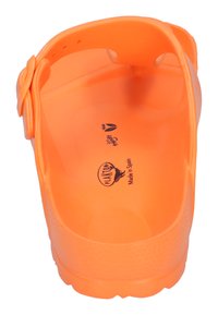 Sandalo arancione in plastica con retro aperto, soletta testurizzata e cinturino regolabile. Etichette "Made in Spain" e "vegan" visibili all'interno.