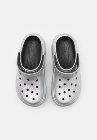 Crocs STOMP METALLIC UNISEX - Tresko - silver