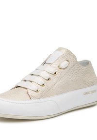 Ljusbeige sneaker med en strukturerad ovandel, vit gummisula och vita snören. Guldöglor och logotyp på sidan.