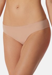 Beige nahtloser Bikini-Unterwäsche mit niedrigem Bund, glatter Textur und minimalistischem Taillendesign.