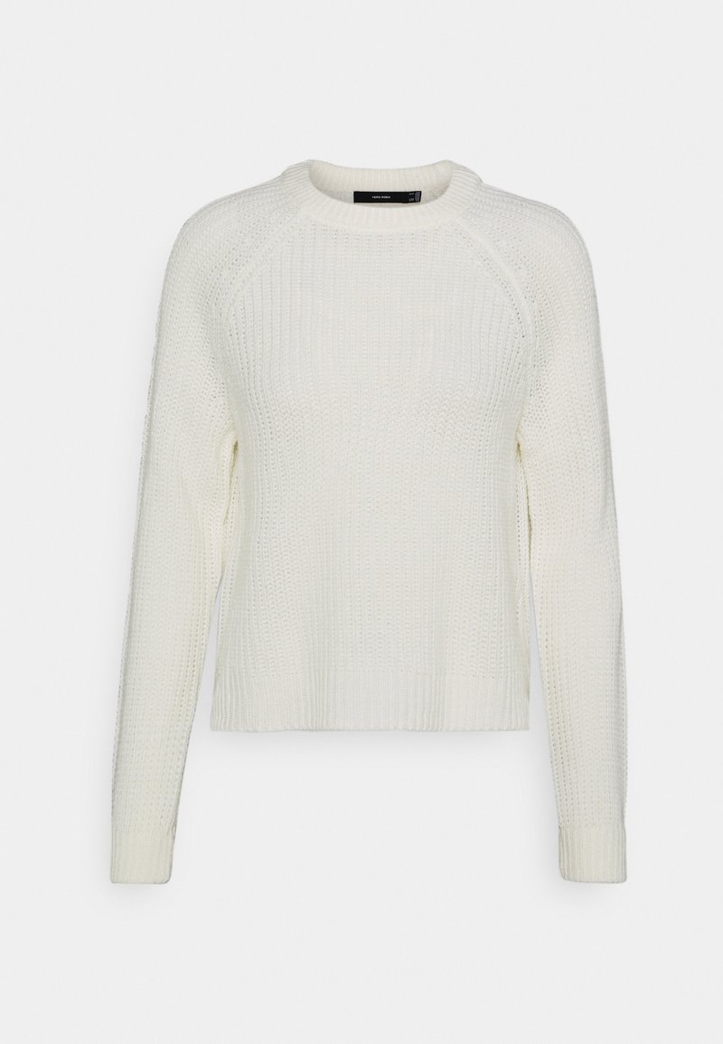 Pull blanc en tricot avec texture côtelée, encolure ronde et manches longues. Présente une coupe décontractée et des motifs horizontaux subtils.
