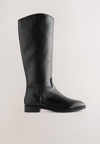 Wysoki czarny skórzany kozaki sięgające do kolan, z niskim obcasem i zaokrąglonym noskiem, pokazany z profilu z prawej strony na jednolitym tle.